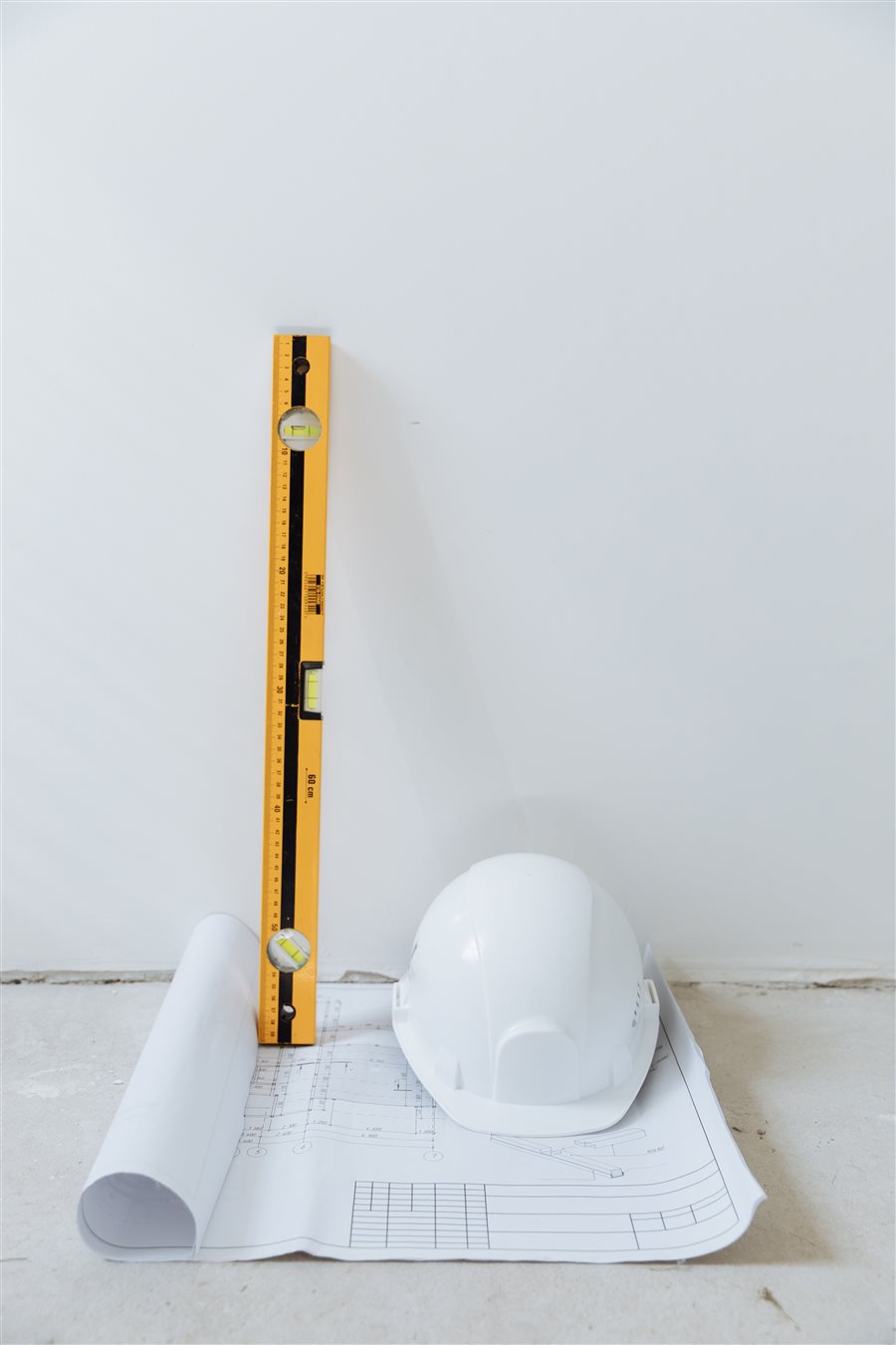 Wasserwaage, Bauhelm und Baupläne – sorgfältige Planung bei Schnepper GmbH